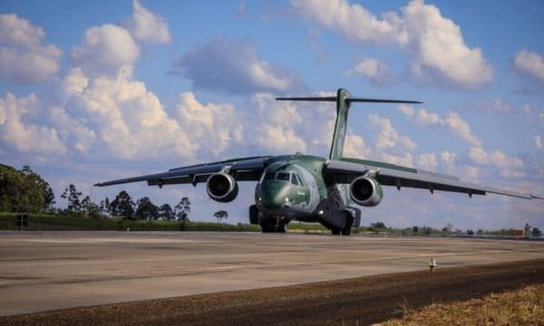 FAB disponibiliza aviões para retirar brasileiros da Ucrânia