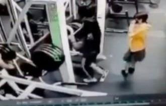 Filha vê a própria mãe ser esmagada por 180kg de pesos em academia; veja vídeo
