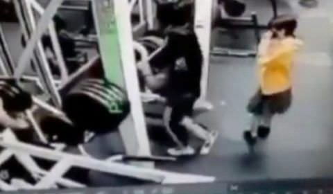 Filha vê a própria mãe ser esmagada por 180kg de pesos em academia; veja vídeo