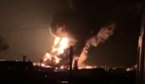 Fortes explosões iluminam céu de Kiev, na Ucrânia, nesta noite