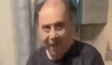 Homem bêbado e drogado brinca de meter a faca na própria barriga; veja vídeo