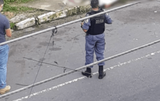 Homem leva facada no coração e agoniza até a morte no meio de avenida, em Manaus; cenas fortes