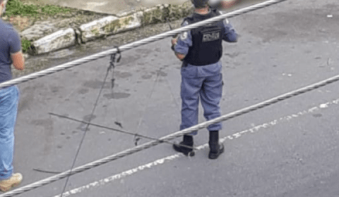 Homem leva facada no coração e agoniza até a morte no meio de avenida, em Manaus; cenas fortes