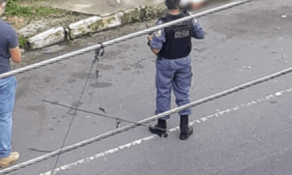 Homem leva facada no coração e agoniza até a morte no meio de avenida, em Manaus; cenas fortes