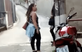 Homem mata ex-mulher a facadas após ser cobrado por pensão alimentícia; veja o vídeo