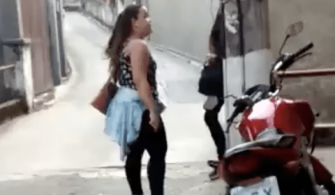 Homem mata ex-mulher a facadas após ser cobrado por pensão alimentícia; veja o vídeo