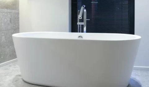 Homem processará hotel após esposa engravidar “sozinha” em banheira