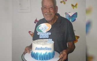 Idoso comemora 121 anos com bolo temático: 'O terror do INSS'