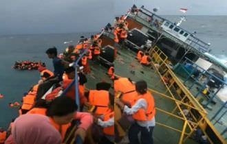 ‘Igual ao Titanic!’: navio afunda empinado e passageiros da Indonésia fazem salto mortal; veja vídeo