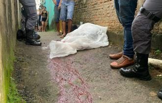 Jovem é arrastado para beco e morto a tiros em Manaus; veja vídeo