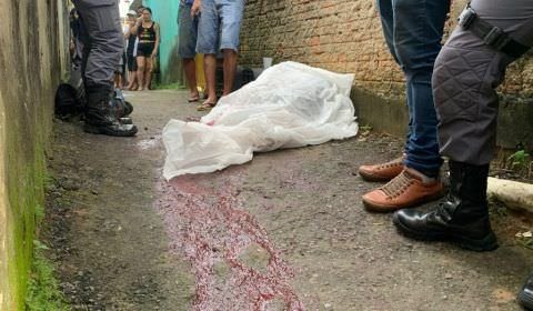 Jovem é arrastado para beco e morto a tiros em Manaus; veja vídeo
