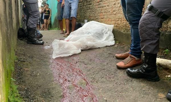 Jovem é arrastado para beco e morto a tiros em Manaus; veja vídeo