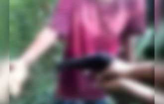 Jovem leva tiros nas mãos após ser acusada de roubo pelo ‘tribunal do crime’; veja vídeo