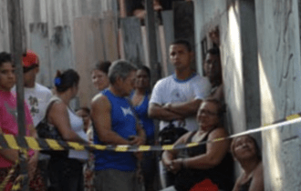 Mãe chora ao ser obrigada a assistir a filha tendo cabeça raspada por membros de facção; veja vídeo