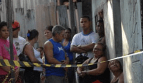 Mãe chora ao ser obrigada a assistir a filha tendo cabeça raspada por membros de facção; veja vídeo