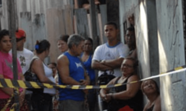 Mãe chora ao ser obrigada a assistir a filha tendo cabeça raspada por membros de facção; veja vídeo