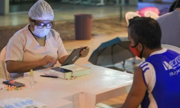 Mortes no Brasil disparam e país tem 3º maior número do mundo, diz OMS