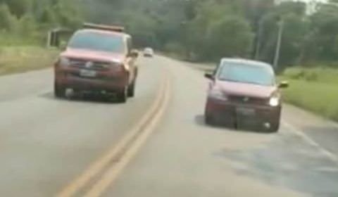 Mulher dirige por quase 2 quilômetros em marcha ré para não ter segredo revelado; veja vídeo