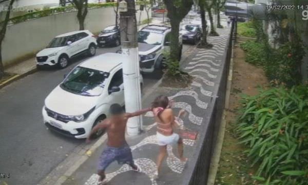 Mulher é derrubada com tapa ao tentar fugir de assaltante; veja vídeo