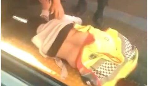 Mulher é empurrada de trem lotado, cai nos trilhos e população se move para resgatá-la; veja vídeo