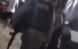 Mulher é espancada até desmaiar e ainda é arrastada no meio da rua por policial militar; veja vídeo