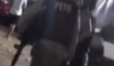 Mulher é espancada até desmaiar e ainda é arrastada no meio da rua por policial militar; veja vídeo