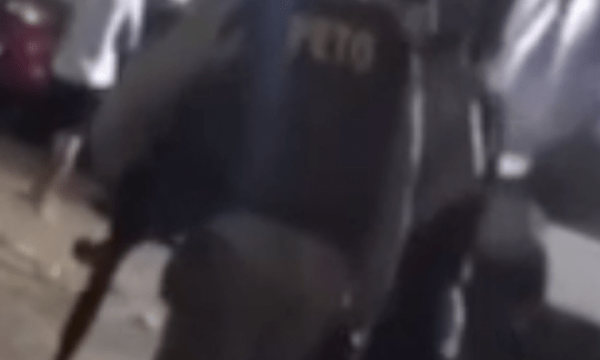 Mulher é espancada até desmaiar e ainda é arrastada no meio da rua por policial militar; veja vídeo