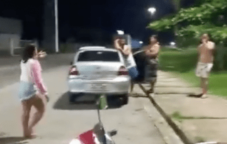 Mulher flagra o marido saindo da ‘Casa das Primas’ e bate o carro ao seguir ele igual doida; veja vídeo