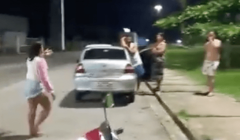 Mulher flagra o marido saindo da ‘Casa das Primas’ e bate o carro ao seguir ele igual doida; veja vídeo