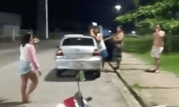 Mulher flagra o marido saindo da ‘Casa das Primas’ e bate o carro ao seguir ele igual doida; veja vídeo