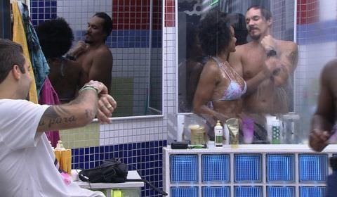 Natália e Eliezer tomam banho juntos após Festa da Líder Jade Picon no BBB 22