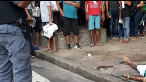 No meio da multidão, homem é assassinado com tiros na cabeça no Centro de Manaus; veja vídeo
