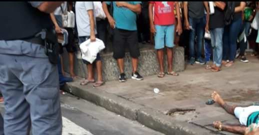 No meio da multidão, homem é assassinado com tiros na cabeça no Centro de Manaus; veja vídeo