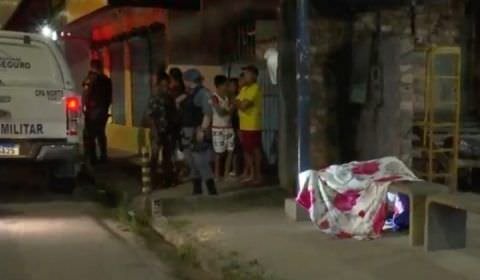 Pistoleiro executa homem com três ‘balaços na cara’ em parada de ônibus