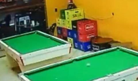 Dono de barbearia é executado a tiros em bar por assassino disfarçado de entregador; veja vídeo