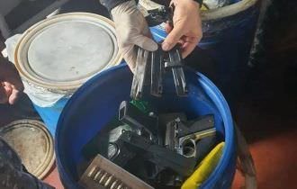 Polícia encontra armas e drogas dentro de balde em barco no AM
