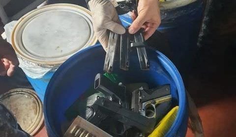 Polícia encontra armas e drogas dentro de balde em barco no AM