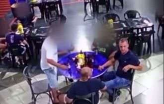 Policial penal ‘mexe’ com jovem, leva bebida na cara e parte para agressão; assista