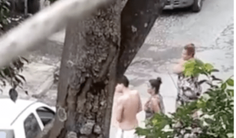 Revoltante: filho espanca a própria mãe no meio da rua e outros homens apenas assistem; veja vídeo