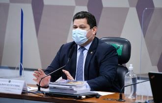 Senadores protestam contra defesa de partido nazista feita por influenciador digital