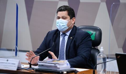 Senadores protestam contra defesa de partido nazista feita por influenciador digital