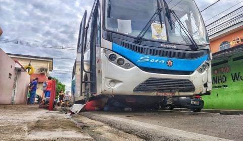 Suspeito de assalto morre atropelado por ônibus em Manaus