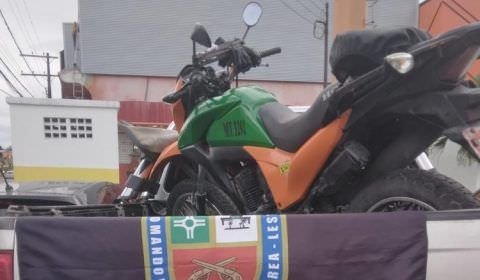 Suspeitos armados assaltam mercadinho e um deles é espancado em Manaus