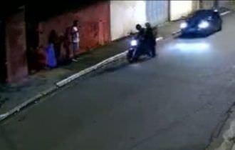 Tio salva sobrinhos de assalto após jogar carro em cima de bandidos; vídeo