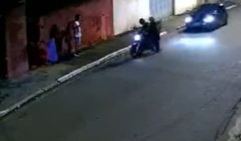 Tio salva sobrinhos de assalto após jogar carro em cima de bandidos; vídeo