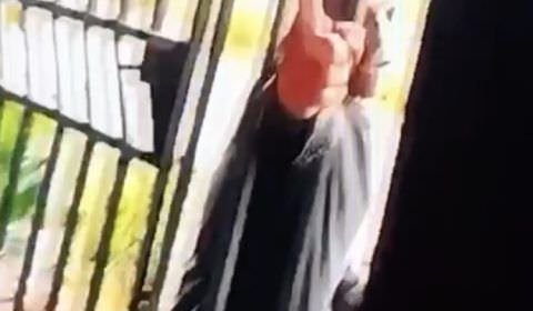 Transtornado, homem tenta invadir casa de ex-mulher com facão no Amazonas; Vídeo