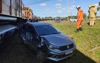 Vídeo: Trem carregado com combustível arrasta carro por 100 metros