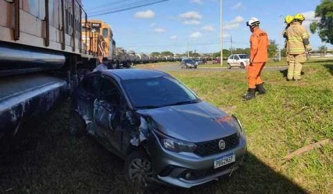 Vídeo: Trem carregado com combustível arrasta carro por 100 metros
