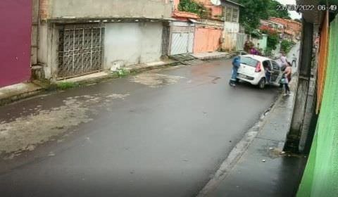 Trio rouba carro de família e câmera registra ação de bandidos; veja vídeo
