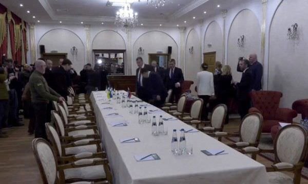 Ucranianos e russos se encontram em Belarus para tentativa de negociação